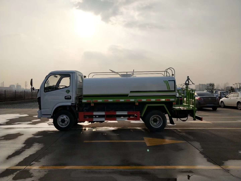 國(guó)六東風(fēng)福瑞卡5方灑水車(chē)